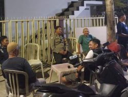 Bhabinkamtibmas Karampuang Sambangi Warga, Bagikan Nomor Kontak Darurat Polsek Panakkukang