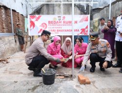 Sambut Hari Bhayangkara ke-79, Kapolrestabes Makassar Letakkan Batu Pertama Bedah Rumah Warga Kurang Mampu di Bontoala