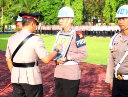Kapolda Sulsel Beri Penghargaan Kepada 137 Personel dan 10 Personel Dihukum PTDH