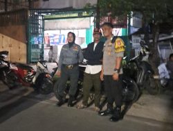 Patroli Malam, Bhabinkamtibmas Polsek Makassar Hadirkan Rasa Aman bagi Warga