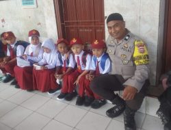 Pak Bhabin Temani Murid Baru SD Inpres Baraya Mulai Hari Pertama Sekolah