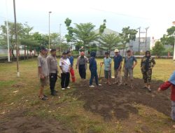 Bhabinkamtibmas Katimbang Bersama Warga Gelar Kerja Bakti Benahi Fasilitas Olahraga
