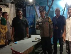 Sambang Warga di Malam Hari, Bhabinkamtibmas Baraya Sampaikan Pesan Kamtibmas