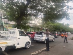 Pelayanan Prima, Polsek Tamalanrea Bantu Lancarkan Aktivitas Pagi Masyarakat