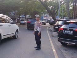 Wujudkan Kamseltibcar Lancar di Pagi Hari, Kanit Lantas Polsek Bontoala Turun Langsung Atur Lalulintas