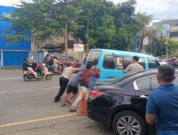 Aksi Sederhana Dampak Besar, Polisi Bantu Dorong Mobil Mogok