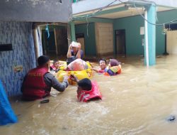 Banjir di Kebon Pala Jakarta Timur, Polisi Bantu Warga Mengungsi