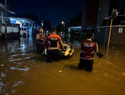Sigap, Polisi di Tangsel Bantu Korban Banjir Karena Tugas Kemanusiaan