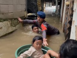 Meski Dengan Ember, Evakuasi Balita di Jaktim Dilakukan Dengan Sigap