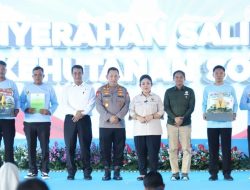 Menhut Serahkan SK Perhutanan Sosial Kepada Kelompok Tani