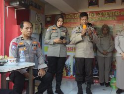 Jumat Curhat di Poskamling Pasar, Tim Polda Sulsel Disambut Ramah Pengunjung Pasar