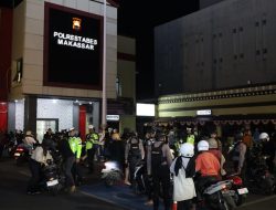Patroli Rutin Akhir Pekan, Polisi Periksa Kendaraan di Jalan Ahmad Yani Makassar