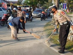 Sinergi Polisi dan Warga, Bersihkan Tumpahan Campuran Semen di Jalan Demi Keselamatan Pengendara