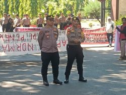 Polisi Kawal Aksi Unjuk Rasa di depan Mapolda Sulsel