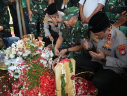 Hadiri Pemakaman Affan Kurniawan di TPU Karet Bivak, Kapolda Metro Sampaikan Permohonan Maaf