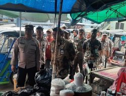 Bhabinkamtibmas, Bhabinsa dan Sat Pol PP Lakukan Pembinaan dan Penertiban PKL di Bahu Jalan
