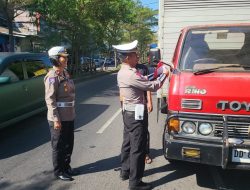 Ditlantas Polda Sulsel Bagikan Bendera Merah Putih Sambut HUT ke-80 RI