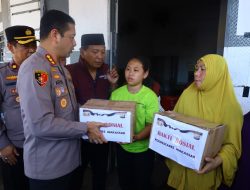 Kapolrestabes Makassar Serahkan Bantuan Sosial Kepada Korban Kebakaran di Kelurahan Buloa