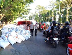 Polisi Lalu Lintas Sigap Atur Kepadatan Arus Jalan Usai Truk Terbalik di Urip Sumoharjo Makassar