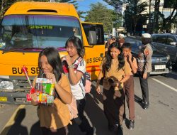 HUT Lalu Lintas ke-70, Satlantas Polrestabes Makassar Sapa Siswa dengan Snack dan Bunga di Bus Sekolah