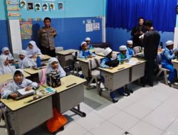 Bhabinkamtibmas Paccerakkang Dampingi Tim SPPG Polda Sulsel Edukasi MBG ke Sekolah
