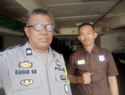 Bhabinkamtibmas Bangun Komunikasi dan Sinergi dengan Petugas Parkir untuk Jaga Kamtibmas