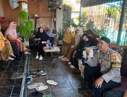 Polri Dekat dengan Masyarakat, Bhabinkamtibmas Bakung Hadiri Takziah Warga