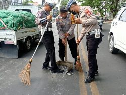Tak Ingin Ada Korban, Polisi Inisiatif Angkat Material Bangunan yang Berserakan