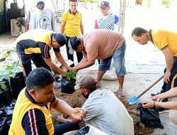 Polsek Biringkanaya Bersama Warga Tanam Cabe Dukung Program Ketahanan Pangan Nasional