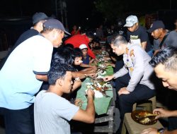 Tanpa Sekat, Kapolrestabes Makassar Makan Beralaskan Daun Pisang Bersama Puluhan Pemuda di Tallo