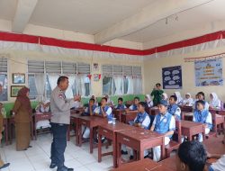 Polsek Tamalate Bersama Guru dan Mahasiswa UIN Alauddin Razia Sajam di Sekolah