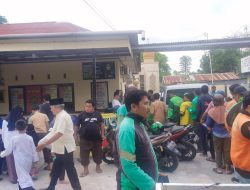 Jumat Berkah, Polda Sulsel dan Komunitas Safari Jumat Berbagi Makanan dan Sembako Lewat Polsek Manggala