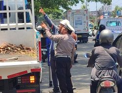 Antisipasi Kemacetan, Anggota Lantas Polsek Biringkanaya Lakukan Pengaturan Lalu Lintas di Jalan Perintis Kemerdekaan