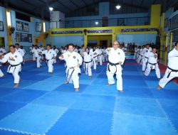 Kapolrestabes Makassar Latihan Bersama dan Serahkan Ijazah Karateka INKANAS