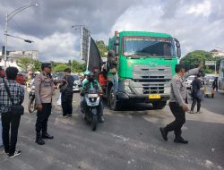 Pengawasan Propam Polsek Tamalate kepada Personil Polri Pengamanan Aksi Unras di Makassar