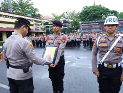 Kapolrestabes Makassar Pimpin Upacara PTDH dan Berikan Penghargaan kepada Personel Berprestasi