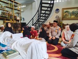 Kapolsek Biringkanaya dan Ketua Bhayangkari Ranting Melayat ke Rumah Duka Anggotanya