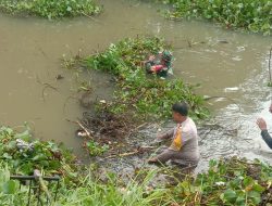 Peduli Lingkungan, Bhabinkamtibmas Katimbang Ikut, Aksi Bersihkan Sungai Biring Je’ne