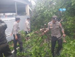 Hujan Deras dan Angin Kencang Terjang di Manggala, Aparat Kepolisian Sigap di Lapangan