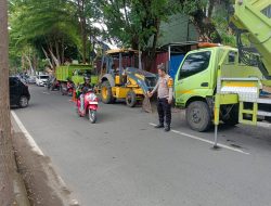 Antisipasi Kemacetan, Bhabinkamtibmas Tamalate Atur Lalu Lintas Saat Pemangkasan Pohon