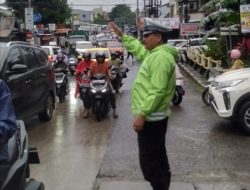 Polsek Manggala Siagakan Anggotanya di Titik Rawan Kemacetan Saat Musim Hujan
