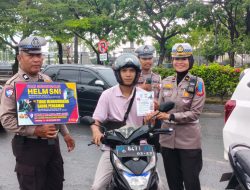Bagi Stiker dan Leaflet, Satlantas Polrestabes Makassar Gencarkan Edukasi Pengguna Jalan Selama Operasi Zebra 2025
