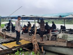 Bhabinkamtibmas Mangasa Pantau Bantaran Sungai Jeneberang, Imbau Warga Waspadai Bencana Banjir