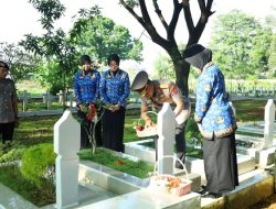 Polda Sulsel Gelar Upacara Ziarah dan Tabur Bunga Peringati HUT Ke-54 KORPRI
