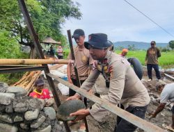 Brimob Batalyon C Pelopor Bantu Pembangunan Jembatan Gantung di Soppeng