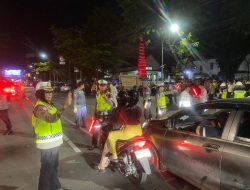 Kasat Lantas Polrestabes Makassar Pantau Arus Lalu Lintas Malam Misa Natal 2025