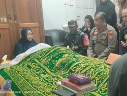 Kapolsek Manggala Takziah ke Rumah Duka, Sampaikan Belasungkawa Wafatnya Hj. Haslinda Wahab