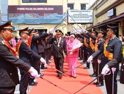 Tradisi Pedang Pora Warnai Pelepasan Purnawirawan Polrestabes Makassar