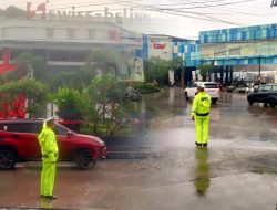 Hujan Deras Tak Halangi Polantas Panakkukang Atur Lalin di Titik Rawan Macet