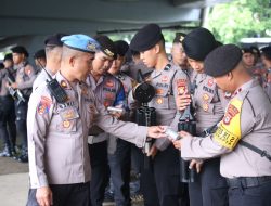 Propam Polrestabes Makassar Cek Kelengkapan Personel Pengamanan Unras, Pastikan Tidak Ada yang Membawa Senpi